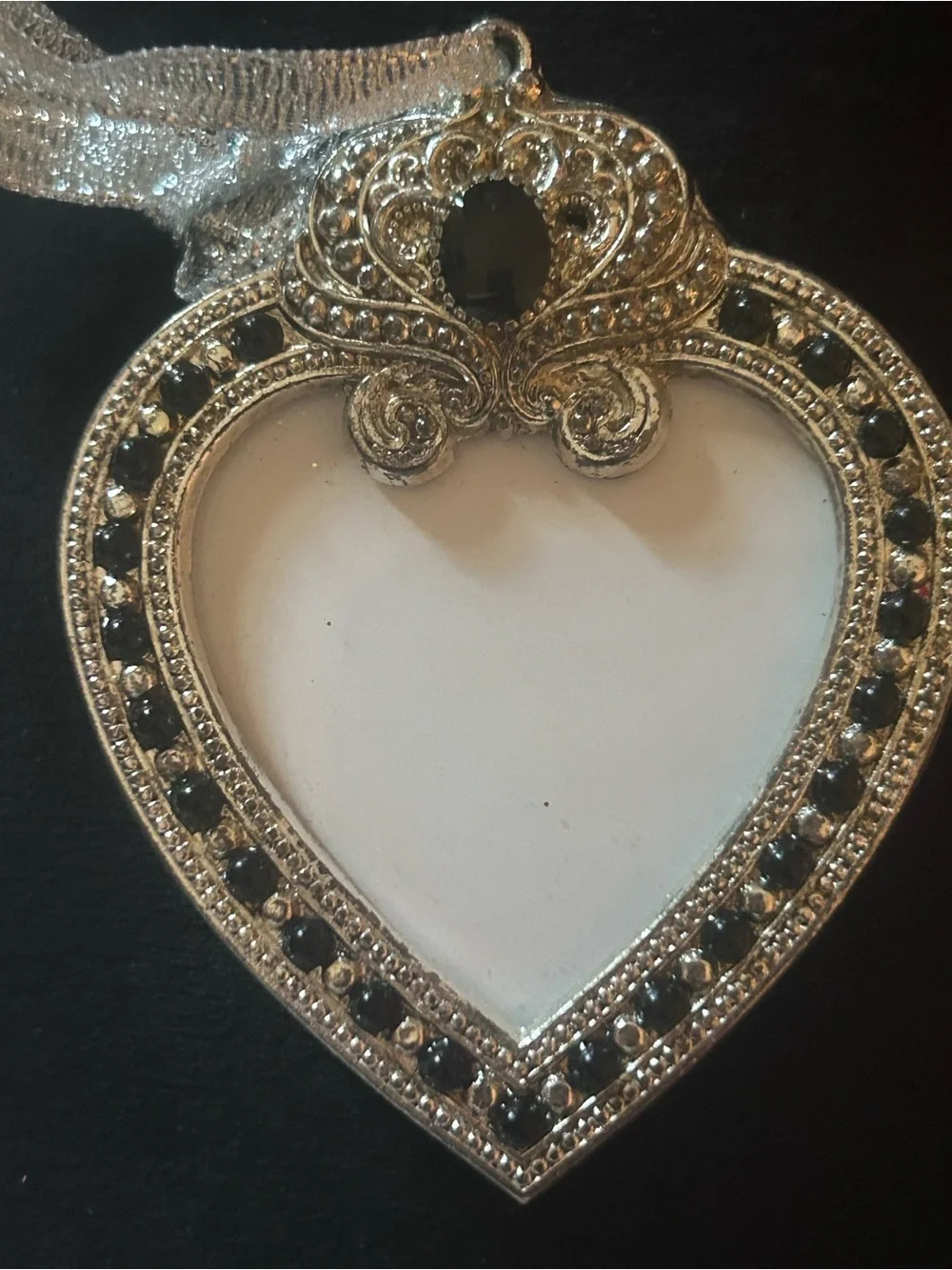 Set of ornate heart shaped picture frame ornaments!